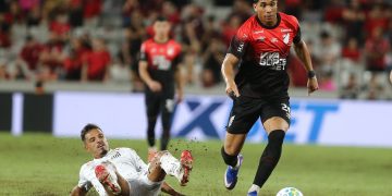 Viveros decide no fim, Athletico vence o Santos e gramado da Arena vira alvo
