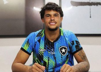 Ex-Athletico, Bruninho Samudio assina primeiro contrato profissional