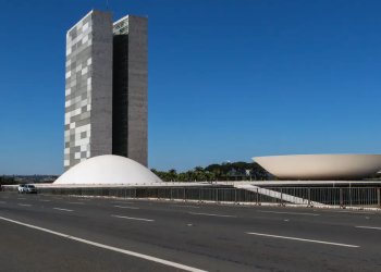 Bolsonaro pode perder aposentadoria do Exército, mas valor ficaria com Michelle