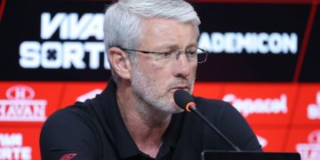“Coincidência”: Odair fala sobre tropa de colombianos no Athletico e critica número de estrangeiros