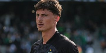 Coritiba renova com zagueiro por mais uma temporada