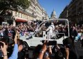 PAPA LEÃO XIV PARA PARIS COM MULTIDÃO HISTÓRICA: ASSISTA AO VÍDEO