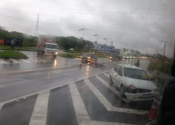 Homem fica ferido após acidente entre carro e moto na BR-101, em Campos