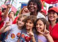 Benedita caminha em meio à multidão durante CarnaLula em Copacabana