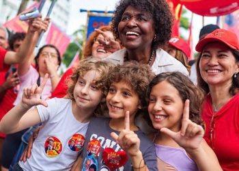 Benedita caminha em meio à multidão durante CarnaLula em Copacabana