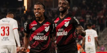Athletico provoca Coritiba por goleada histórica e ironiza gramado do Couto Pereira