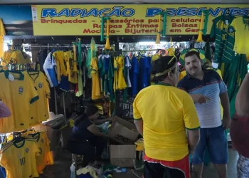 Vendas no comércio caem 0,8% em julho, com “ressaca” da Copa do Mundo