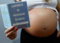 Resistência às vacinas contra gripe e covid coloca gestantes em risco