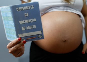 Resistência às vacinas contra gripe e covid coloca gestantes em risco