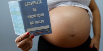Resistência às vacinas contra gripe e covid coloca gestantes em risco
