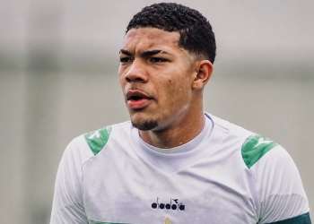Coritiba aposta em joia de 18 anos e 1,96 m para a sequência do Brasileirão