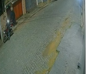 VÍDEO: Motociclista é assaltado na porta de casa em Campos