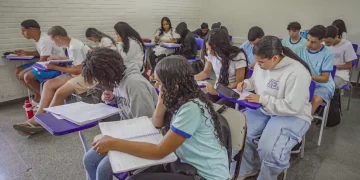 Brasil melhora desempenho escolar no longo prazo, mas patamar é baixo