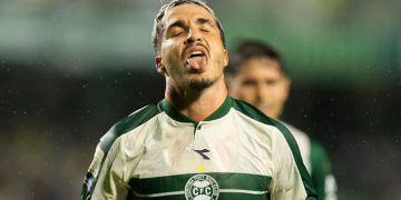 Coritiba pode perder de graça o líder de assistências do Brasileirão