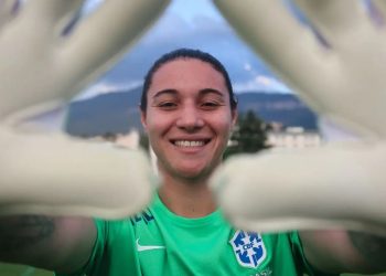 Preparador do Coritiba ‘descobriu’ goleira que disputa prêmio de melhor do mundo
