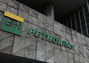Petrobras batiza primeiro navio a navegar com tripulação 100% feminina
