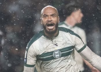 Herói do Atletiba, Moledo exalta Coritiba: “Lutamos até o final”
