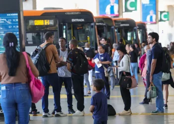 Setor de serviços fica estável em julho e sobe 2,4% em 12 meses