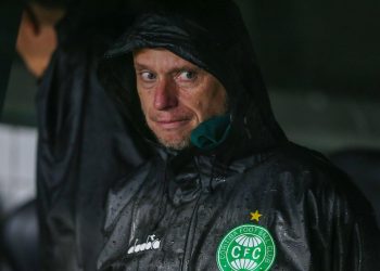 Coritiba lidera ranking negativo no Brasileirão e Seabra reage: “Teve caráter”