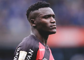 Petraglia freia renovação de Kevin Viveros no Athletico
