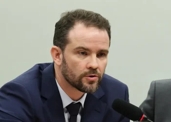 Governo buscará cumprir meta fiscal com diálogo, diz Durigan