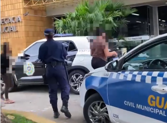 Mulher tenta atacar outra com tesoura durante discussão dentro de ônibus em Campos