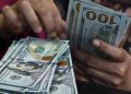 Dólar fecha abaixo de R$ 5 pela primeira vez desde maio
