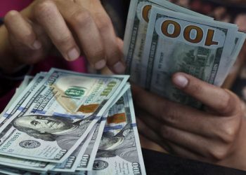 Dólar fecha abaixo de R$ 5 pela primeira vez desde maio