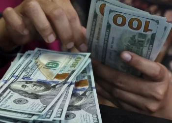Dólar fecha abaixo de R$ 5 e recua 1,58% na semana