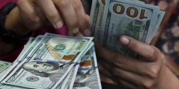Dólar fecha abaixo de R$ 5 e recua 1,58% na semana