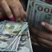 Dólar fecha abaixo de R$ 5 e recua 1,58% na semana