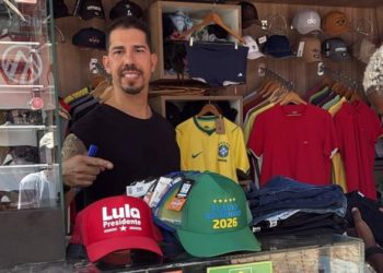 EMPREENDEDORISMO POLÍTICO: COMERCIANTE VENDE MAIS DE MIL BONÉS DE CANDIDATOS À PRESIDÊNCIA.