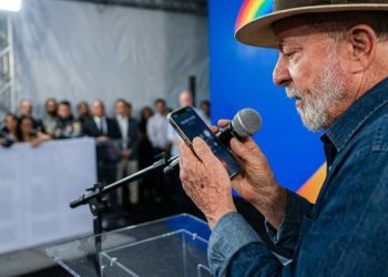 LULA TELEFONA AO VIVO PARA FLÁVIO DINO DO STF E FALA SOBRE PRISÃO DE BOLSONARO EM PALANQUE POLÍTICO.