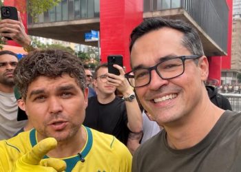 O PT SUJA, A DIREITA LIMPA: TALLIS GOMES E DELTAN DALLAGNOL LIDERAM MUTIRÃO DE LIMPEZA NA AVENIDA PAULISTA APÓS ATO LIGADO AO PT.