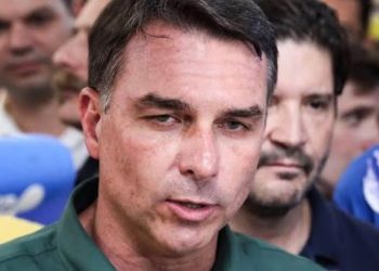 FLÁVIO BOLSONARO DEFENDE FIM DA ESCALA 6X1 E PROMETE VOTAR A FAVOR DA MUDANÇA. ASSISTA AO VÍDEO!