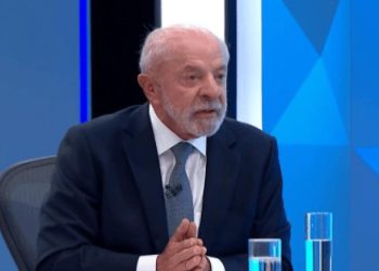 LULA FALA EM REAJUSTAR O BOLSA FAMÍLIA, MAS ESQUECE DE FALAR DE EMPREGO; ASSISTA AO VÍDEO