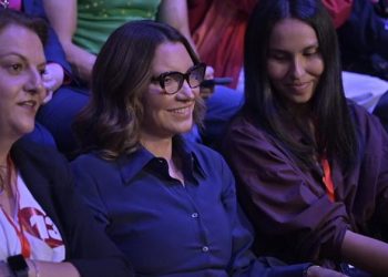 JANJA LEVA BRONCA DA PRODUÇÃO DURANTE DEBATE ENTRE LULA E FLÁVIO BOLSONARO. ASSISTA AO VÍDEO!