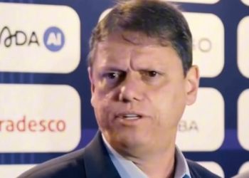 TARCÍSIO DE FREITAS COMPARA CAMPANHA DE LULA AO TITANIC E REFORÇA APOIO A FLÁVIO BOLSONARO.