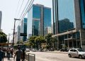 O DINHEIRO PÚBLICO PAGA A CONTA, ENQUANTO ÓRGÃOS PÚBLICOS OCUPAM IMÓVEIS MILIONÁRIOS SEM EXPLICAR O CUSTO REAL.