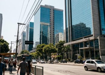 O DINHEIRO PÚBLICO PAGA A CONTA, ENQUANTO ÓRGÃOS PÚBLICOS OCUPAM IMÓVEIS MILIONÁRIOS SEM EXPLICAR O CUSTO REAL.