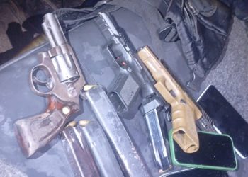 Perseguição policial em Campos termina com acidente, três detidos e armas apreendidas