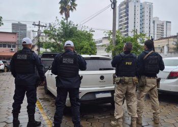 PRF apreende carro clonado em Campos após homens tentarem fugir de abordagem