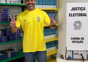 Deputado estadual reeleito Bruno Dauaire vota e afirma: “a gente torce pela mudança”