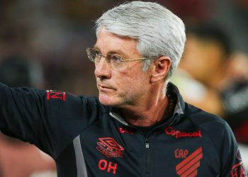 Promessa do Athletico vive novo pesadelo sete minutos após entrar em campo