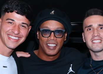 Jogadores do Athletico se rendem a Ronaldinho Gaúcho e joia perde foto com o astro