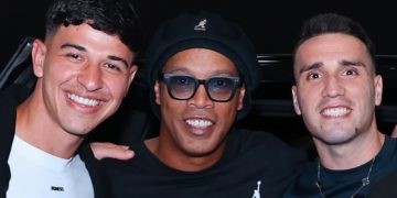 Jogadores do Athletico se rendem a Ronaldinho Gaúcho e joia perde foto com o astro