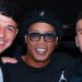 Jogadores do Athletico se rendem a Ronaldinho Gaúcho e joia perde foto com o astro
