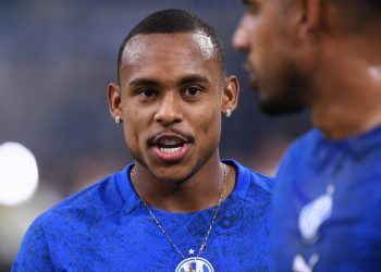 Em baixa, ex-Coritiba causa polêmica na Europa e ganha apoio