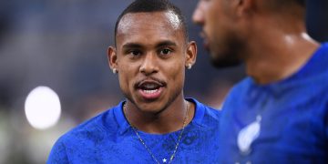 Em baixa, ex-Coritiba causa polêmica na Europa e ganha apoio