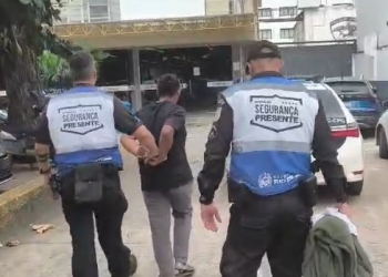 VÍDEO: Mulher é presa após tentar beijar à força criança de 4 anos em rodoviária de Campos